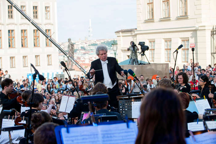 Jiří Bělohlávek na Open Air koncertu na Hradčanském náměstí v Praze