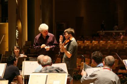 Jiří Bělohlávek při zkoušce s houslistou Joshua Bellem v Abú Dhabí