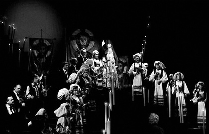 The Greek Passion in 1984, a crowd scene | Photo Jaromír Svoboda, © Národní divadlo