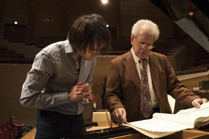 S klavíristou Daniilem Trifonovem, jedním ze sólistů japonského turné