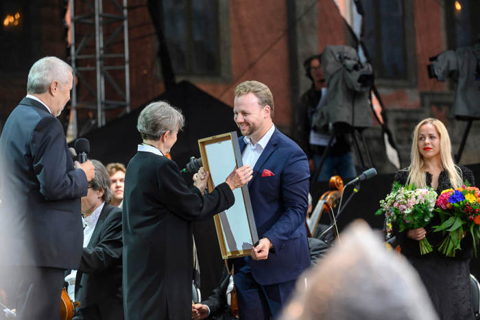 Conductor Robert Kružík receives the prize for 2020 from Anna Fejerová | Photo Petra Hajská