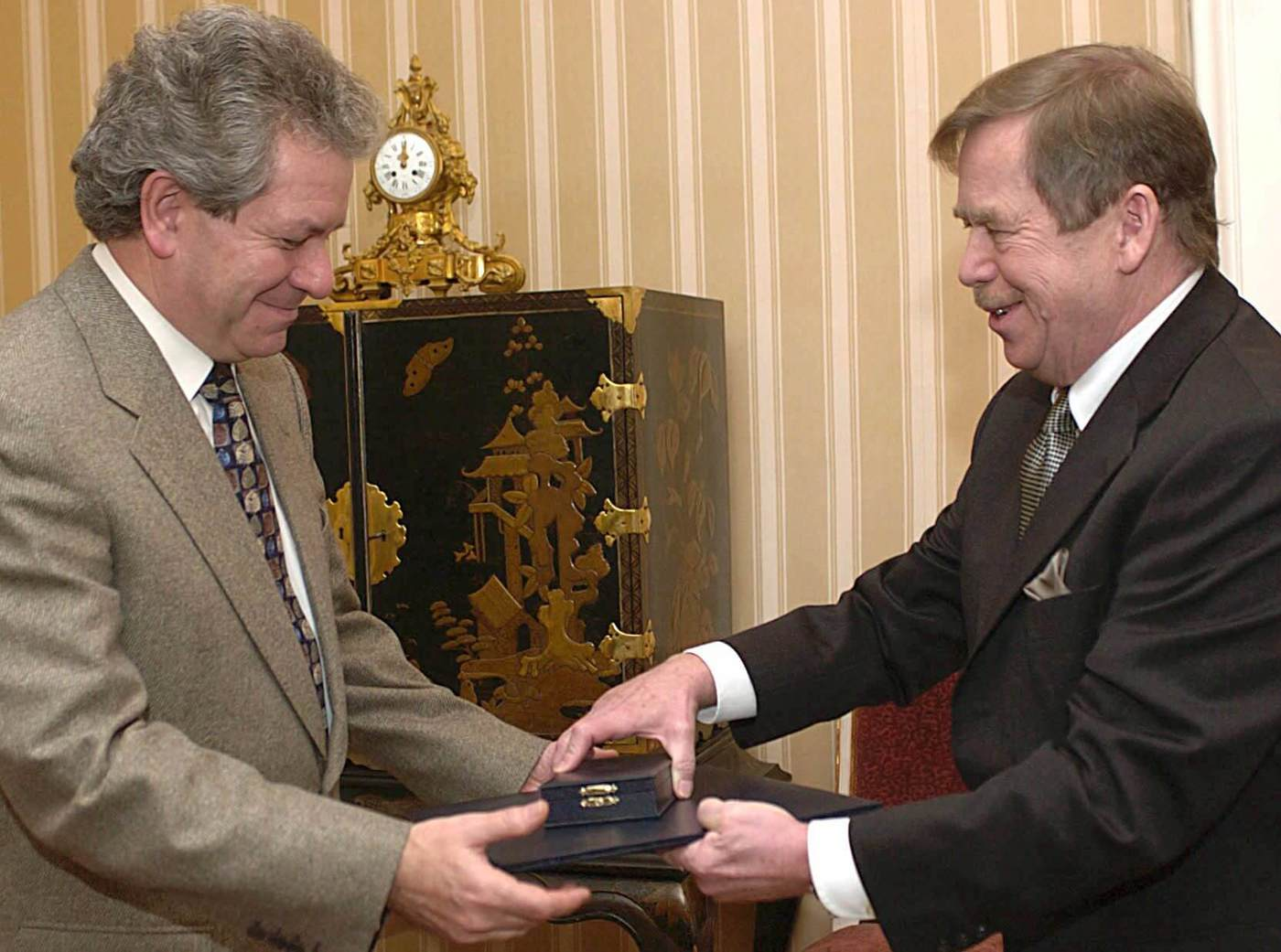 Jiří Bělohlávek receiving the Medal of Merit of the First Grade from Václav Havel