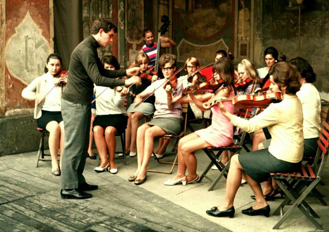 Jiří Bělohlávek conducting Orchestra Puellarum Pragensis