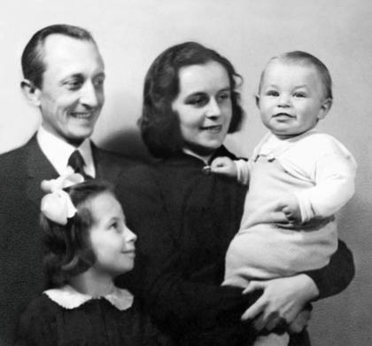 Rodina Jiřího Bělohlávka. Otec, matka, sestra a Jiří Bělohlávek