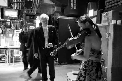 Jiří Bělohlávek and the Japanese violinist Sayaka Shoji – last moments before going on stage | Photo Petr Kadlec