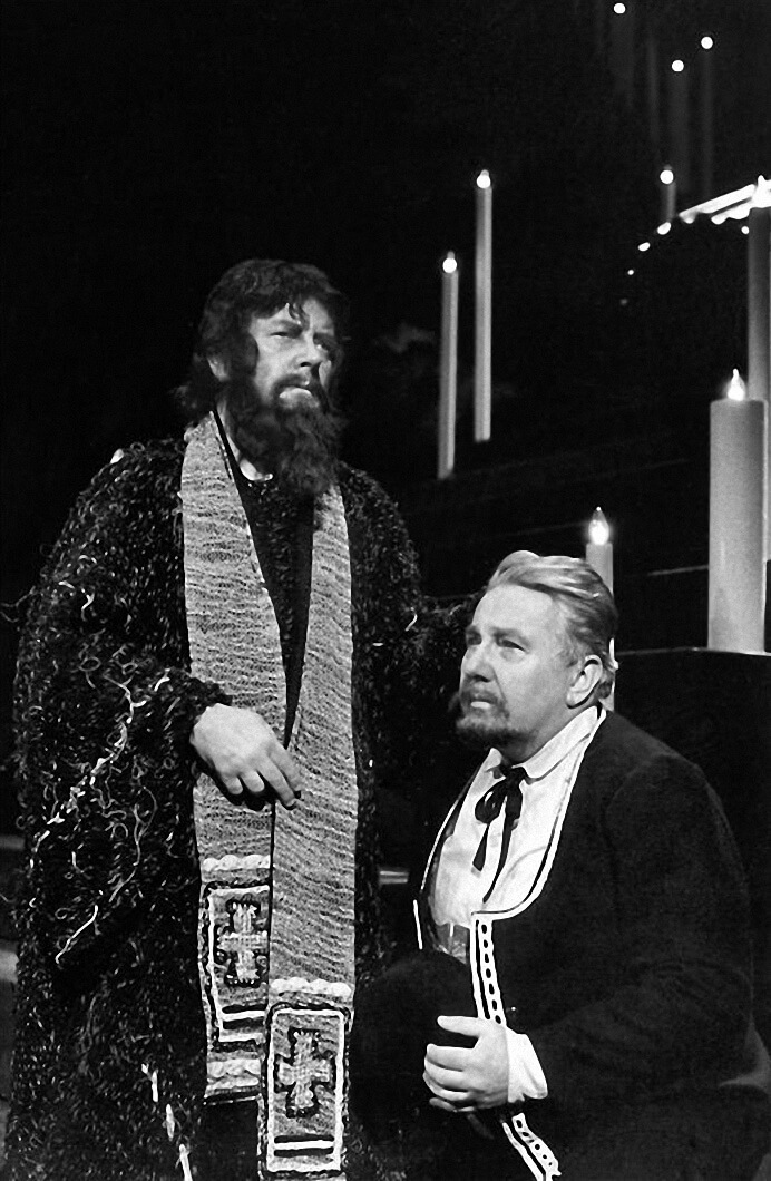 The Greek Passion 1984, Jindřich Jindrák (Priest Fotis), Zdeněk Jankovský (Yannakos) | Photo Jaromír Svoboda, © Národní divadlo