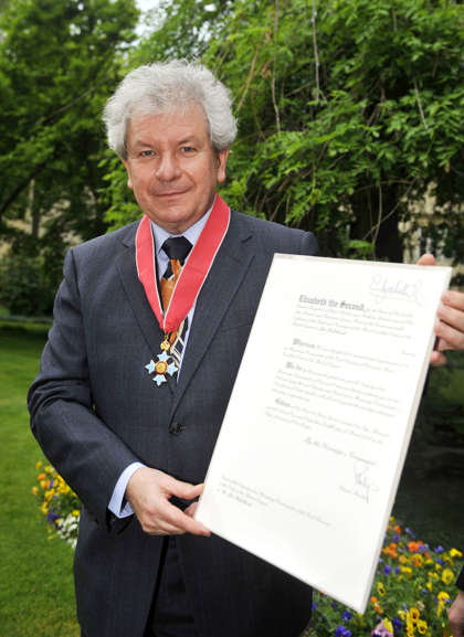 Jiří Bělohlávek s titulem komandér Řádu britského impéria v roce 2012