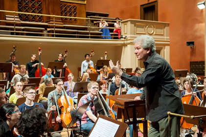 Zkouška Jiřího Bělohlávka s Českou studentskou filharmonií