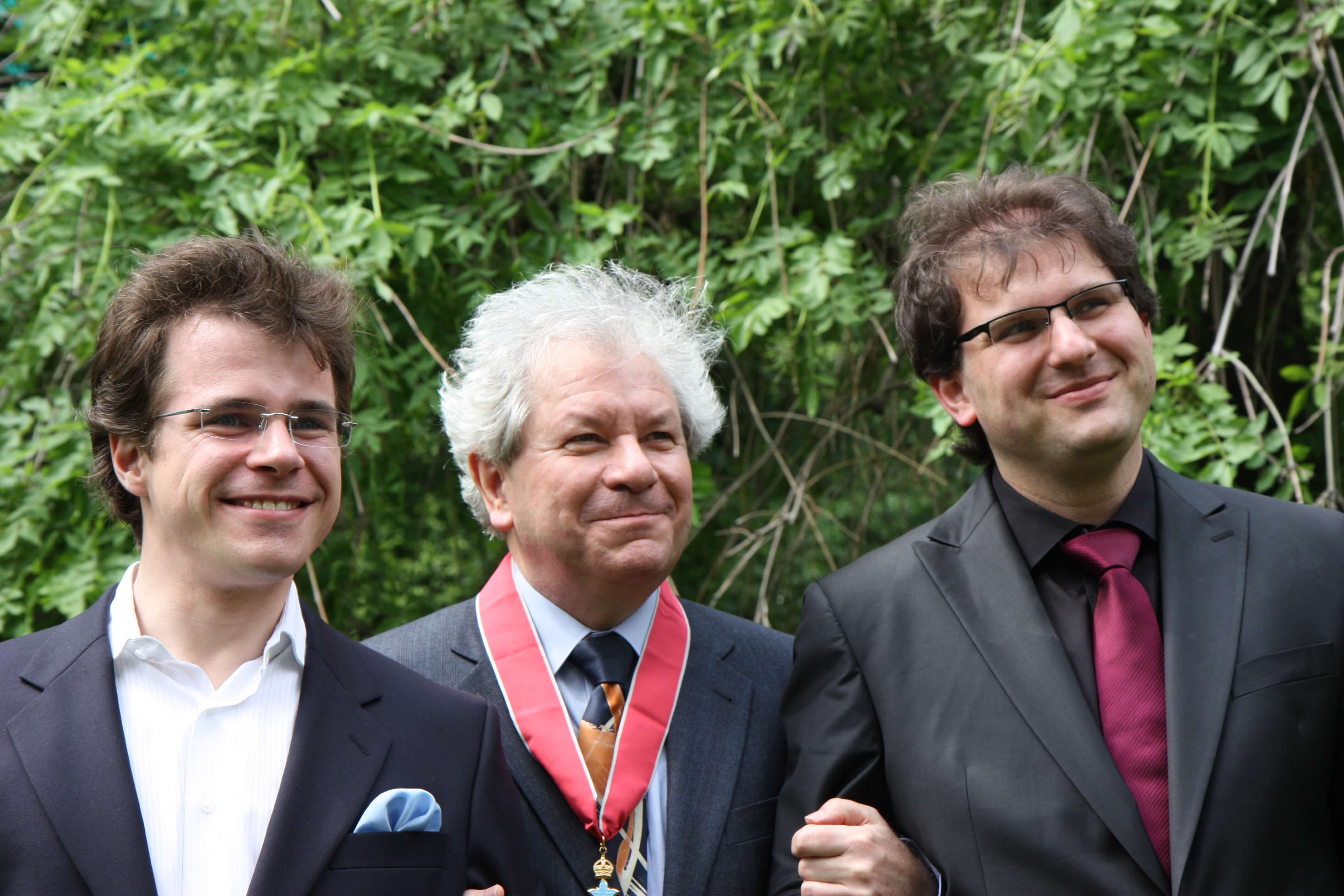 Receiving the Order of the British Empire. Bělohlávek with his students Jakub Hrůša and Tomáš Hanus | Photo Zdeněk Chrapek