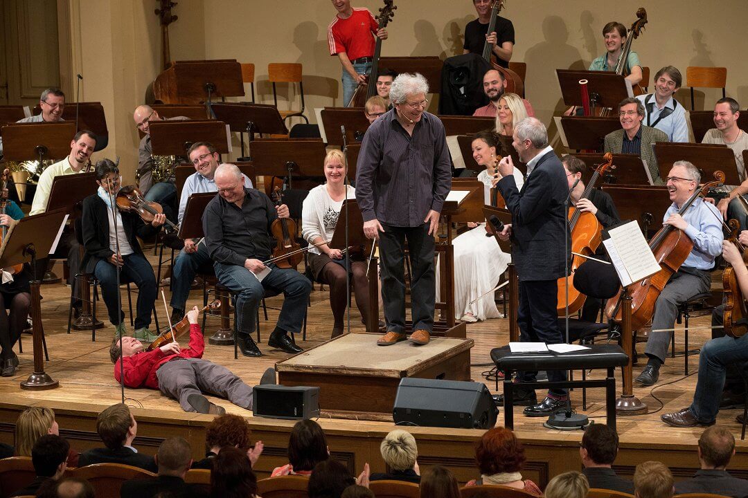 Ze vzdělávacího programu Zkouška orchestru. Na pódiu leží koncertní mistr Josef Špaček, moderuje Marek Eben
