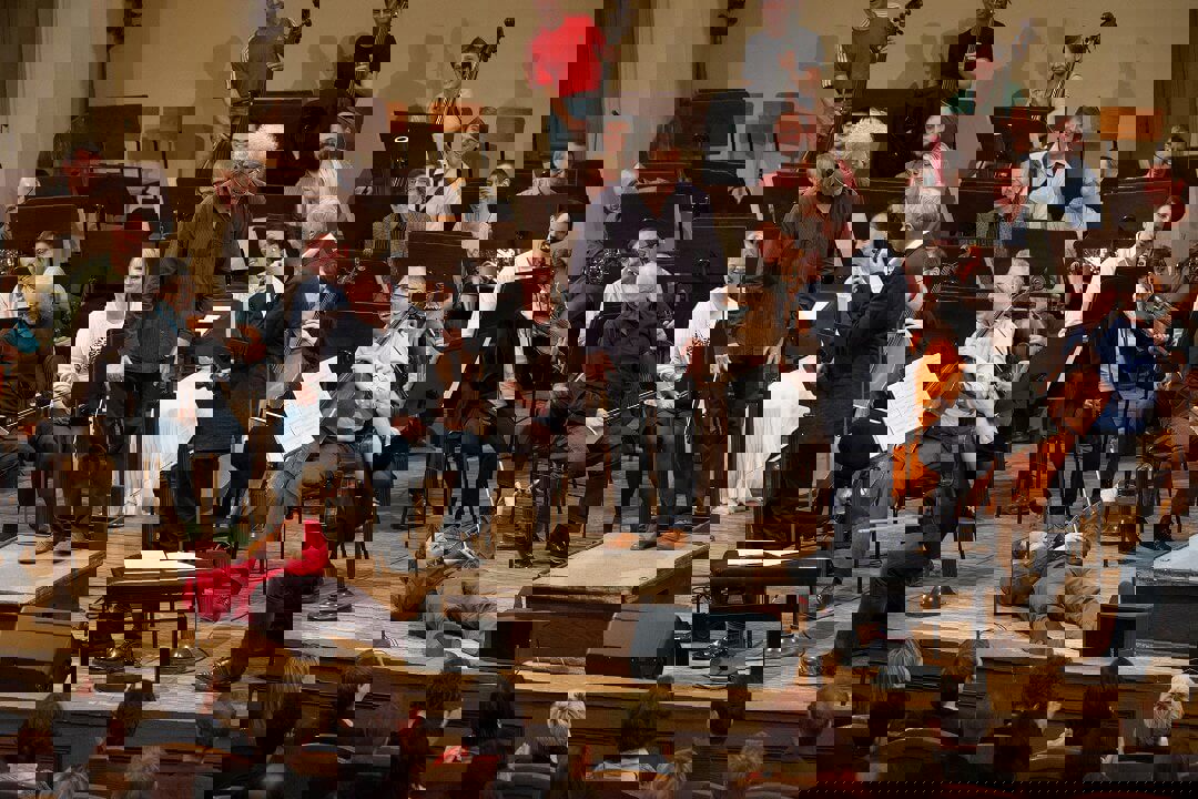Ze vzdělávacího programu Zkouška orchestru. Na pódiu leží koncertní mistr Josef Špaček, moderuje Marek Eben