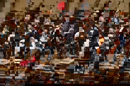 Ze vzdělávacího programu Zkouška orchestru. Na pódiu leží koncertní mistr Josef Špaček, moderuje Marek Eben