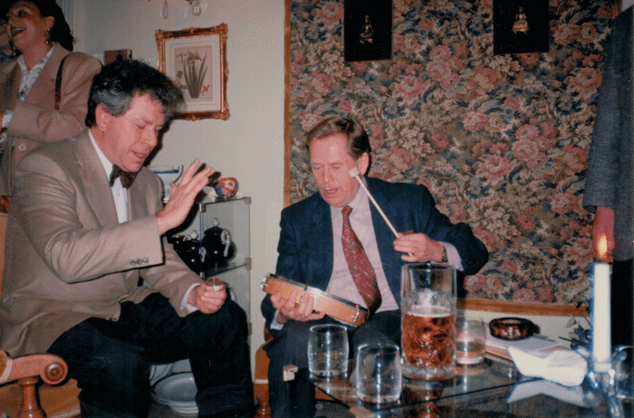 Václav Havel při společném muzicírování s Jiřím Bělohlávkem v roce 1997