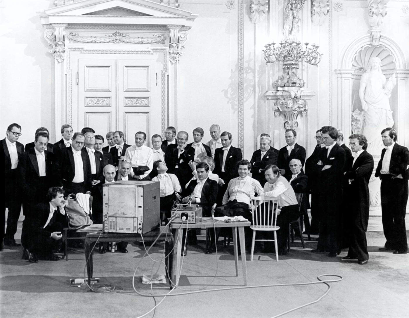 Jiří Bělohlávek s Českou filharmonií na kontrolní projekci nahrávky Novoročního koncertu v prosinci 1982