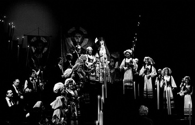 Řecké pašije 1984, hromadná scéna / Foto: Jaromír Svoboda, © Národní divadlo