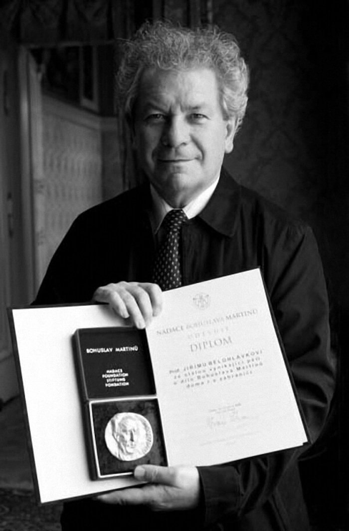 Jiří Bělohlávek with the medal awarded by the Bohuslav Martinů Foundation