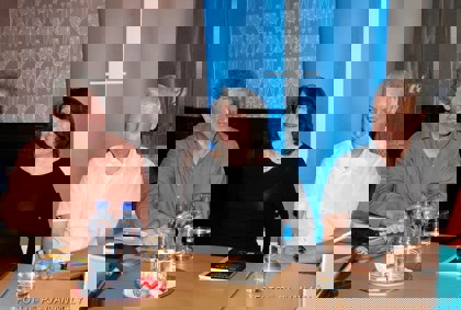 Jiří Bělohlávek, Elisabeth Leonská a Paul Hughes na tiskové konferenci Pražského jara 2008
