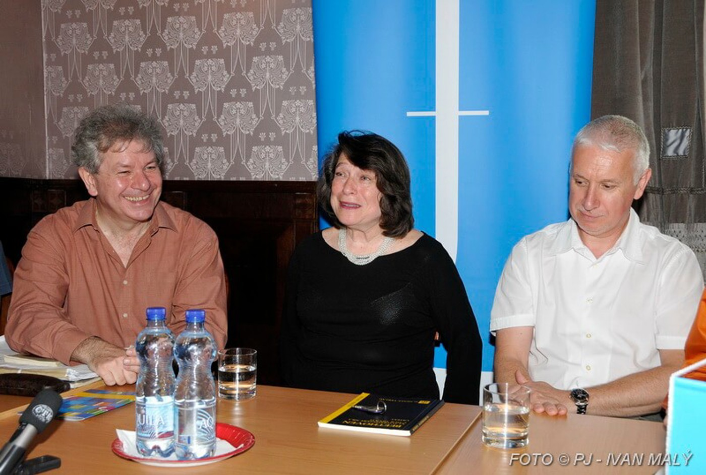 Jiří Bělohlávek, Elisabeth Leonská a Paul Hughes na tiskové konferenci Pražského jara 2008