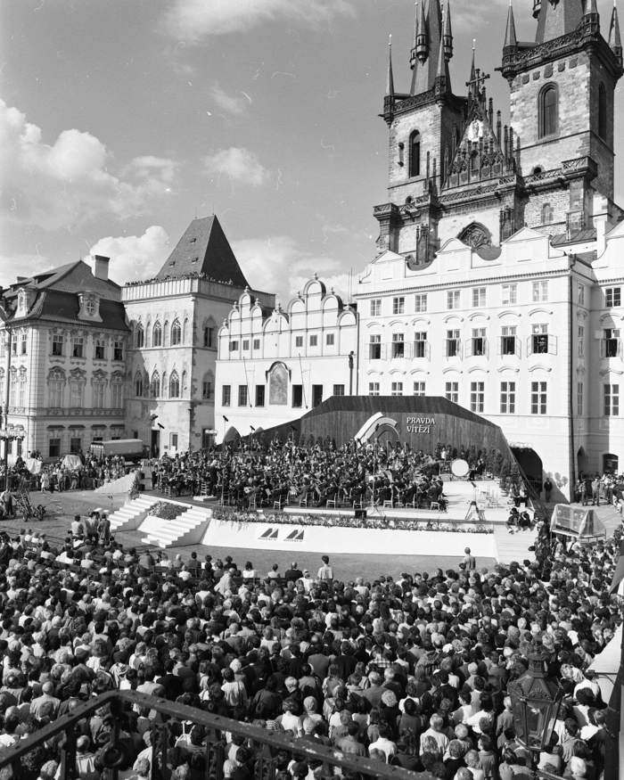 The Concert of Mutual Understanding on 9 June 1990 - Thousands of people gathered at the Old Town Square to hear Smetana’s Má vlast conducted by the legendary Rafael Kubelík and performed by three orchestras – the Czech Philharmonic, the Slovak Philharmonic and the State Philharmonic Orchestra Brno.