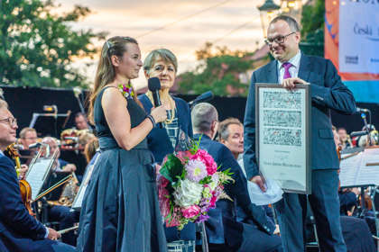 The Jiří Bělohlávek Prize for 2019 ceremony. From left: French horn player Kateřina Javůrková, Anna Fejérová, Jiří Bělohlávek’s wife, and David Mareček, CEO of the Czech Philharmonic | Photo Czech Philharmonic