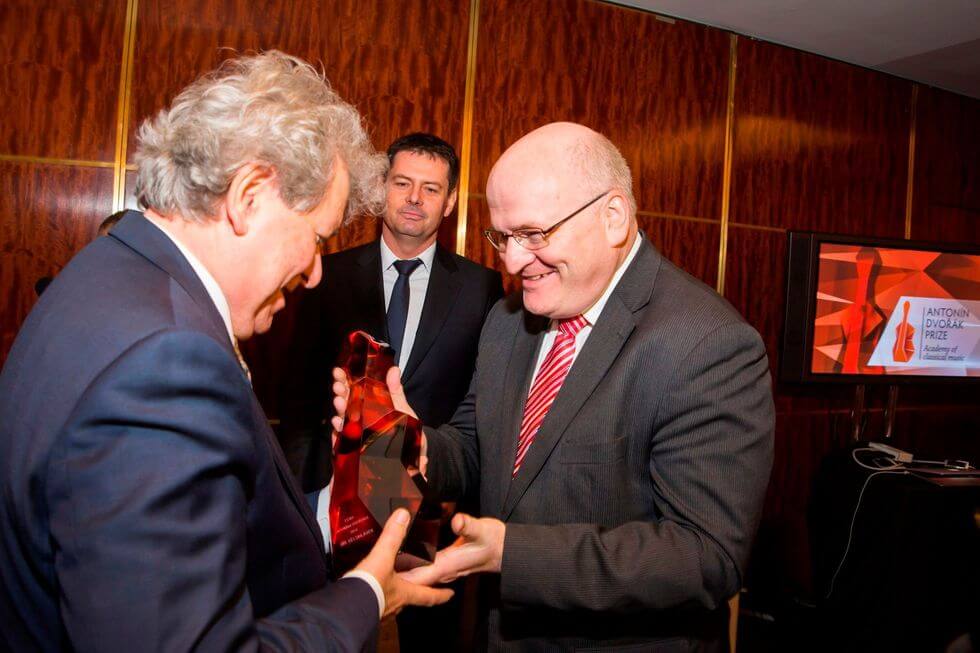 Převzetí Ceny Antonína Dvořáka z rukou ministra kultury Daniela Hermana
