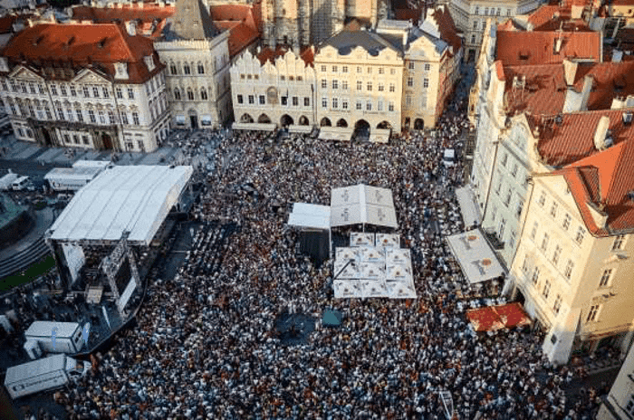 Open air koncert České filhamronie na Staroměstském náměstí v Praze