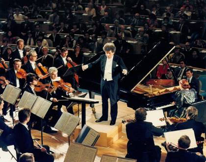 Jiří Bělohlávek diriguje koncert v United Nations General Assembly v říjnu 1990