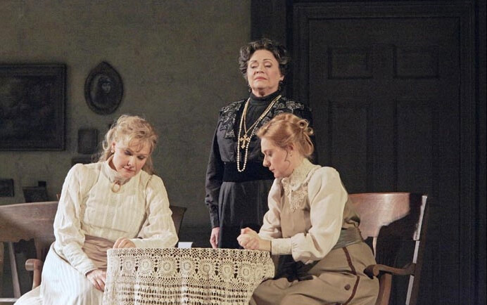 Karita Mattila jako Káťa, Judith Forst jako Kabanicha a Magdalena Kožená jako Varvara v Janáčkově opeře Káťa Kabanová