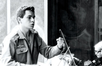 Jiří Bělohlávek v armádním diriguje Orchestra Puellarum Pragensis