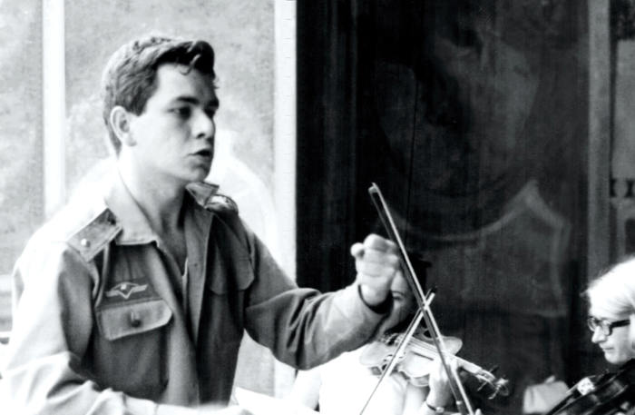 Jiří Bělohlávek v armádním diriguje Orchestra Puellarum Pragensis