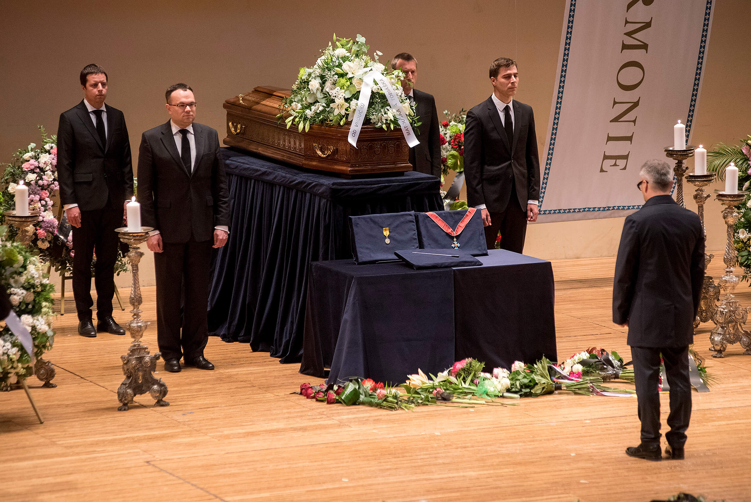 Guard of honour consisting of members of the management of the Czech Philharmonic | Photo Petra Hajská