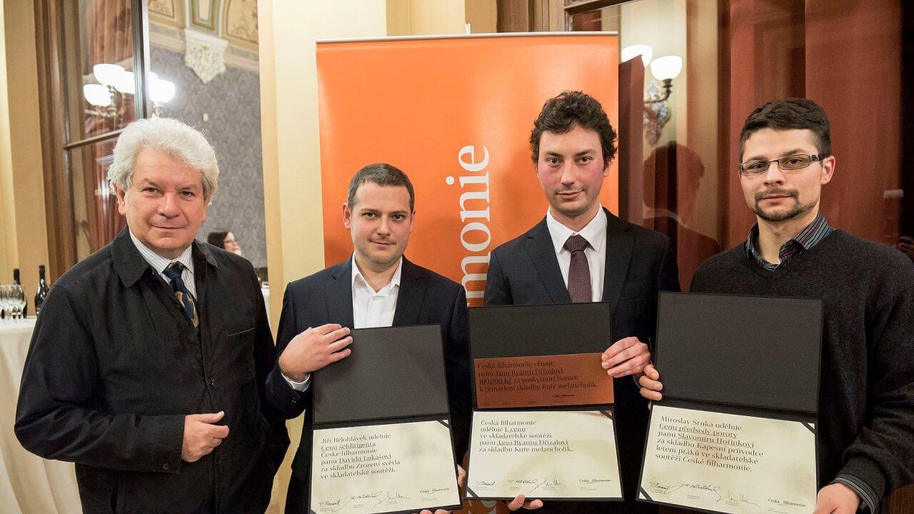 Jiří Bělohlávek s oceněnými účastníky skladatelské soutěže. Zprava Slavomír Hořínka (cena předsedy poroty), Jan Ryant Dřízal (vítěz) a David Lukáš (cena šéfdirigenta)