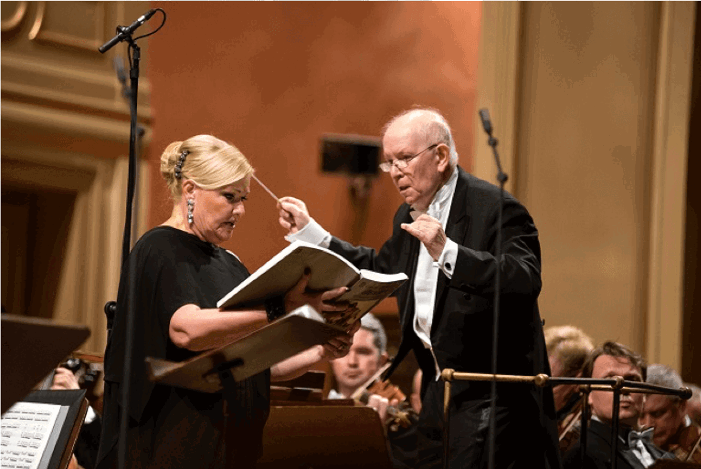 Jiří Bělohlávek with Karita Mattila during a concert performance of Jenůfa in April 2016