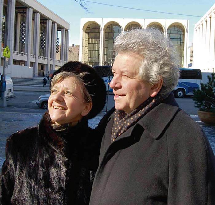 Jiří Bělohlávek s manželkou Annou před Metropolitní operou v New Yorku v roce 2012